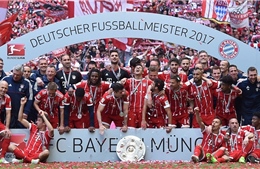 Bayern Munich ăn mừng chức vô địch Bundesliga thứ 5 liên tiếp: Tưng bừng hoa, bia và chia tay